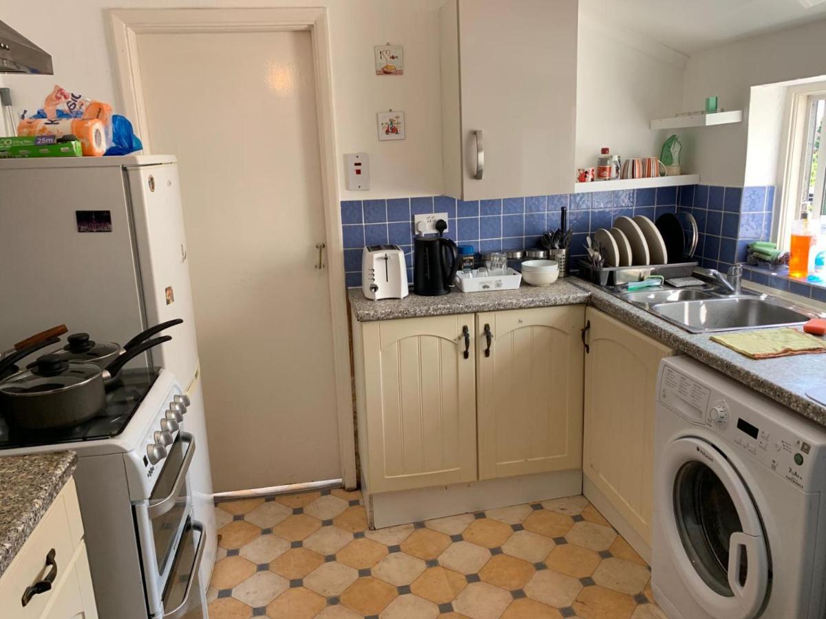 Guest house Double Bedroom Near The St Street Rail Station *