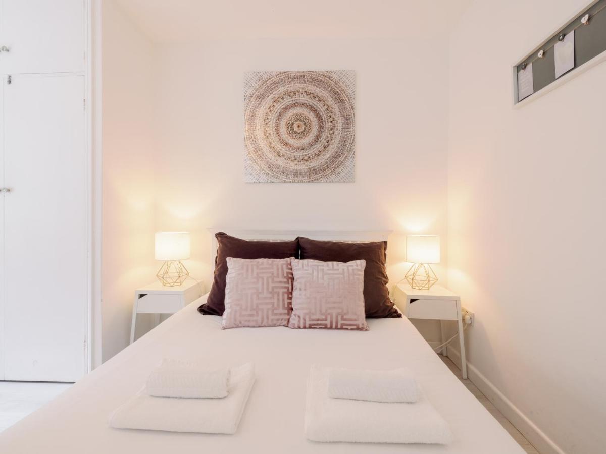 Spacious Flat In South With Balcony - Pass The Keys Apartment