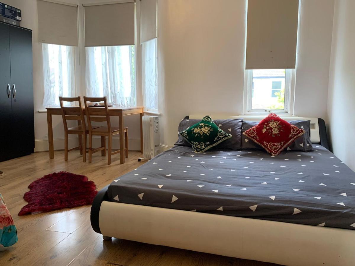 Double Bedroom Near The St Street Rail Station
