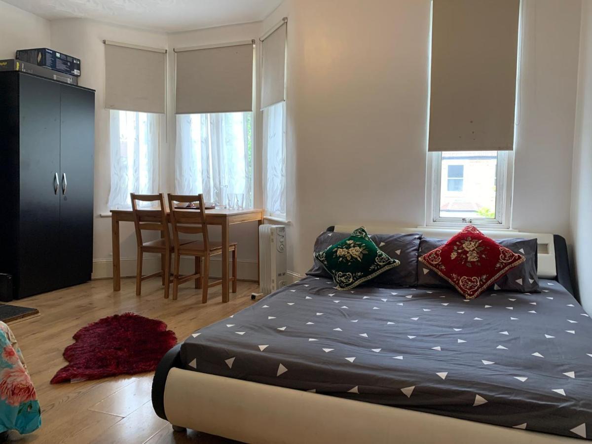 Double Bedroom Near The St Street Rail Station * London