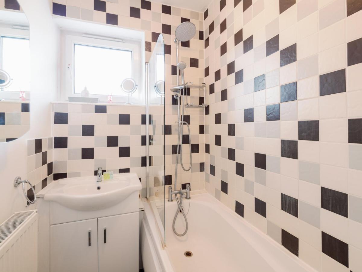 Spacious Flat In South With Balcony - Pass The Keys Apartment