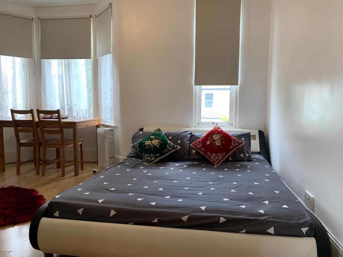 Double Bedroom Near The St Street Rail Station * London
