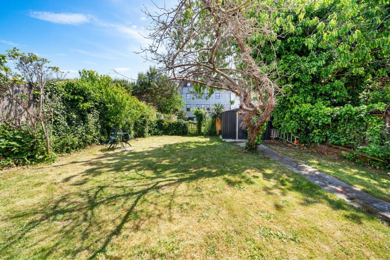 Lovely Garden Apartment In Wimbledon Town Centre With Private Parking By Wimbledon Holiday Lets *