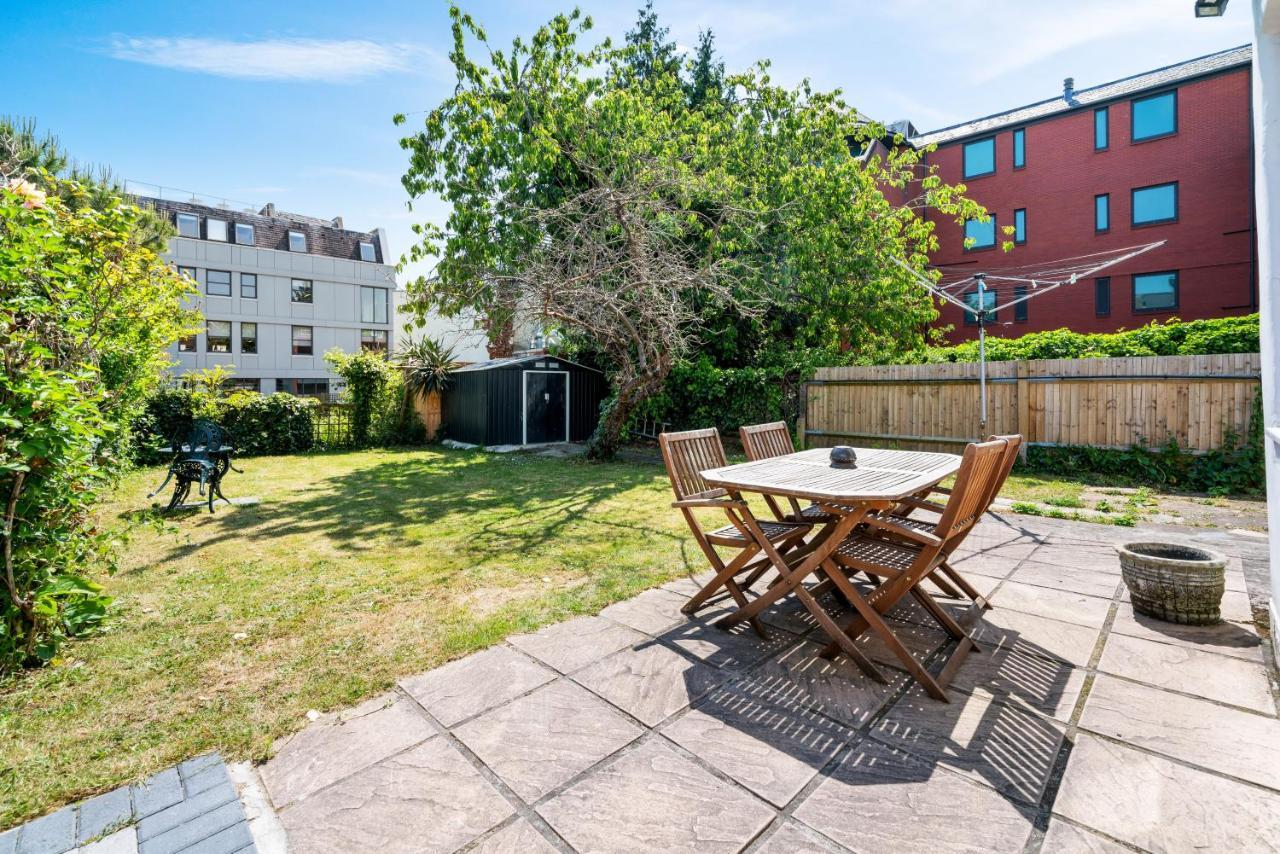 Lovely Garden Apartment In Wimbledon Town Centre With Private Parking By Wimbledon Holiday Lets *