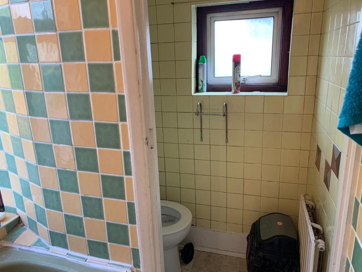 Guest house Double Bedroom Near The St Street Rail Station