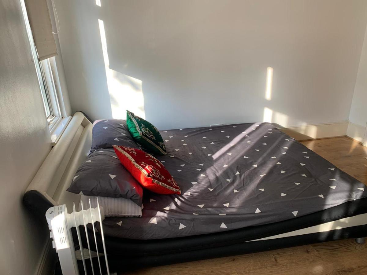 Guest house Double Bedroom Near The St Street Rail Station London