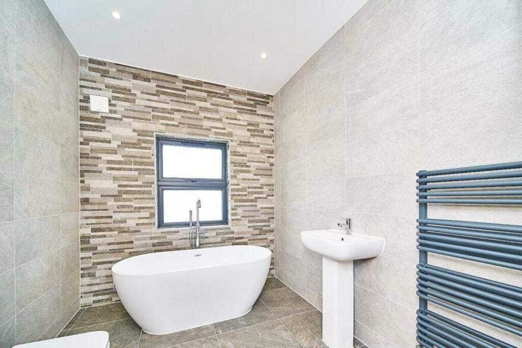 Spacious 4br House, London, Sleeps 9, Parking Available Leilighet *