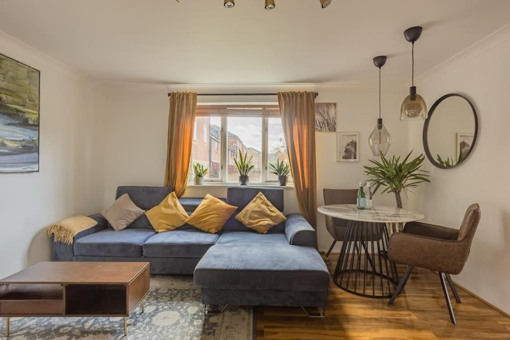 Bright &spacious One Bedroom Flat Off Canary Wharf Appartement Londen