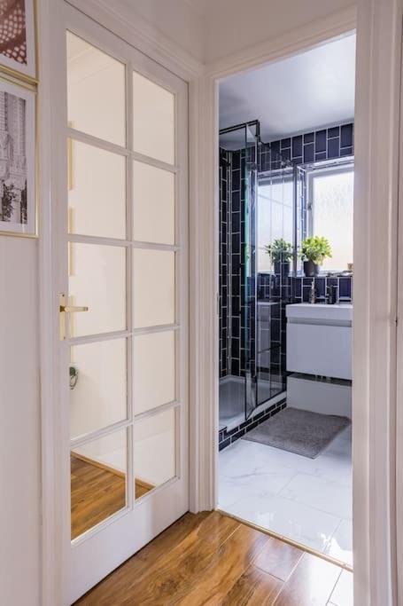 Bright &spacious One Bedroom Flat Off Canary Wharf Appartement