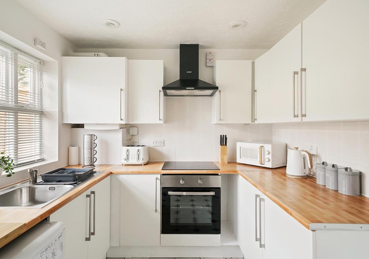 East House Near Tube With Parking Holiday home London