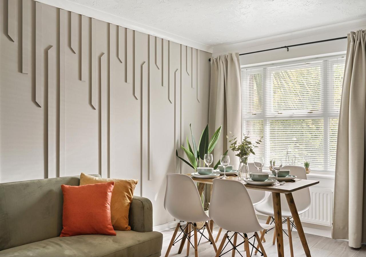 East House Near Tube With Parking * London