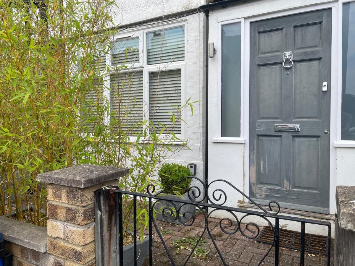 Gasthof Entire House Floor Perfect For Couples & Freelancers - Available For Single Too London
