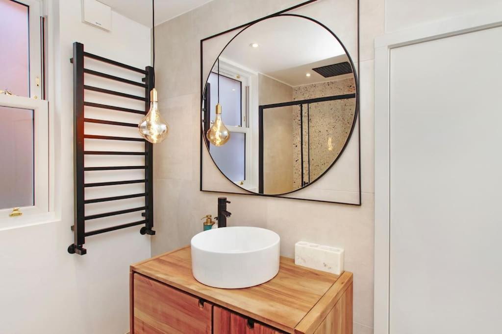Apartment Newly Refurbished, Cosy & Modern In E17 London