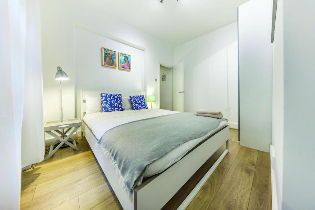 3 Bedroom In Westminster Apartment