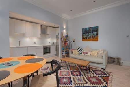 Trendy Hampstead Flat Rh7 London