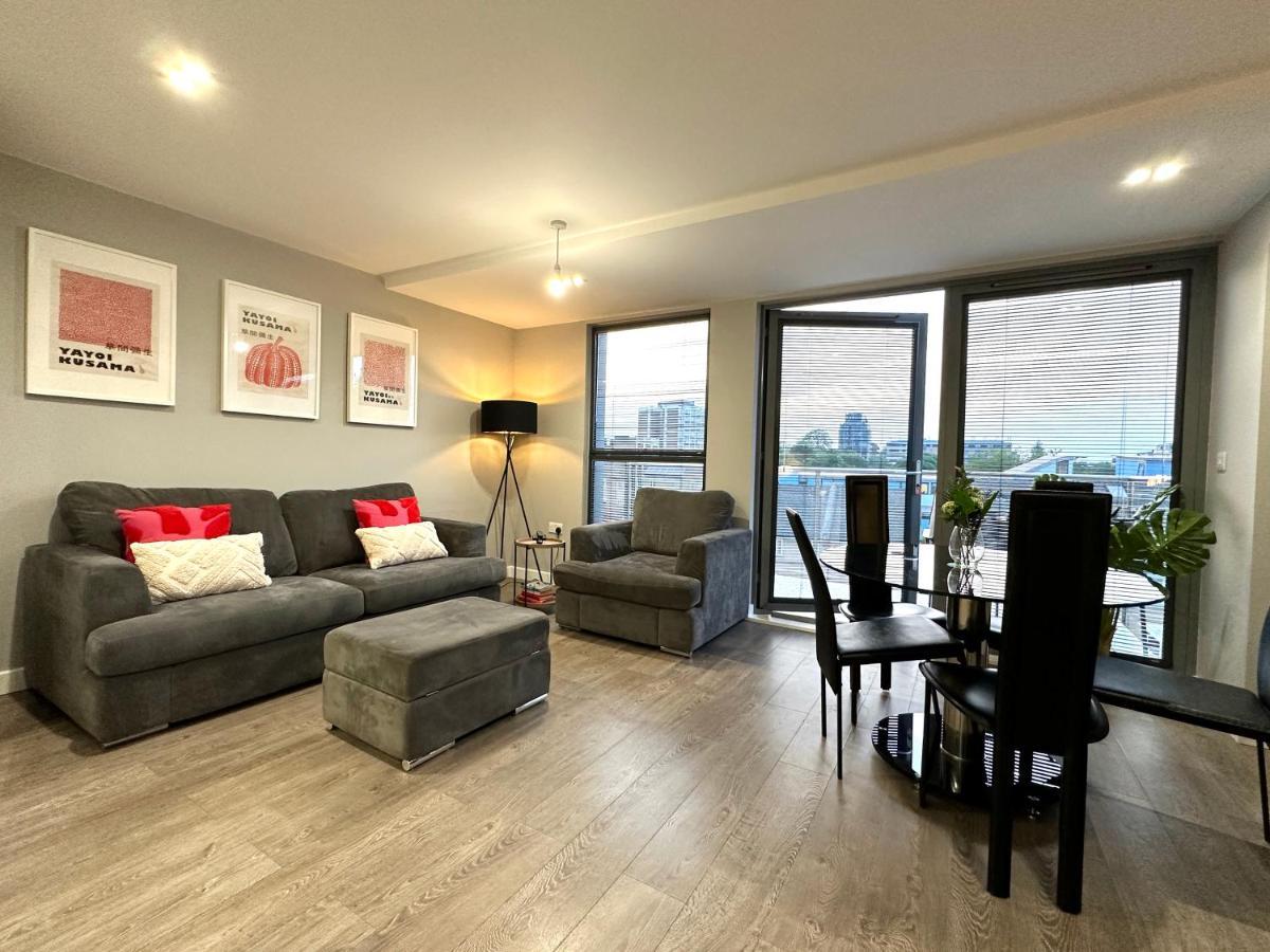 Modern 3 Bed Flat With Private Terrace In Shoreditch Londen
