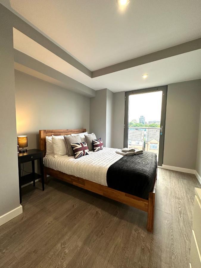 Modern 3 Bed Flat With Private Terrace In Shoreditch Londen