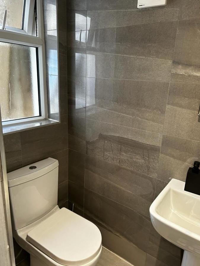Appartement Acton 2 Bedroom With Two Bathrooms Londen