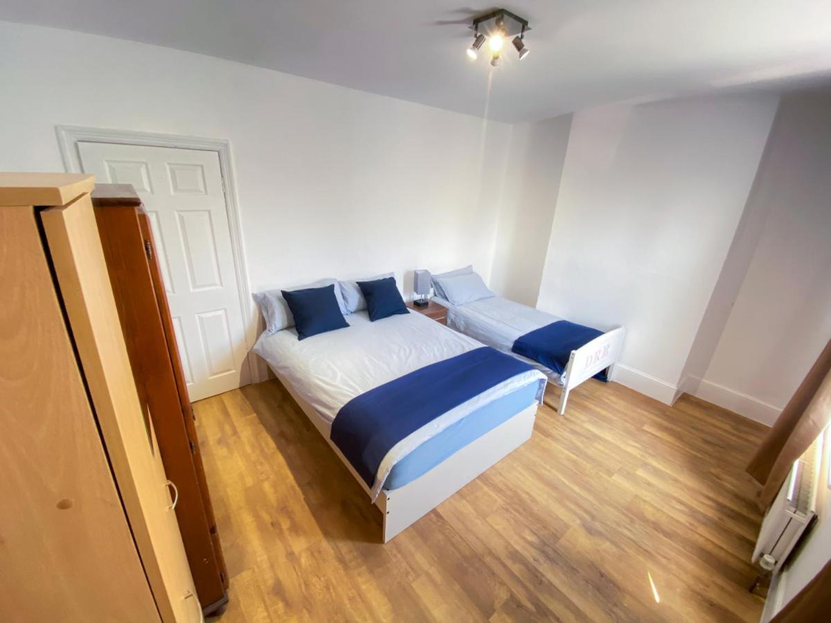 4 Bedroom House Parking & Garden Near Central * London