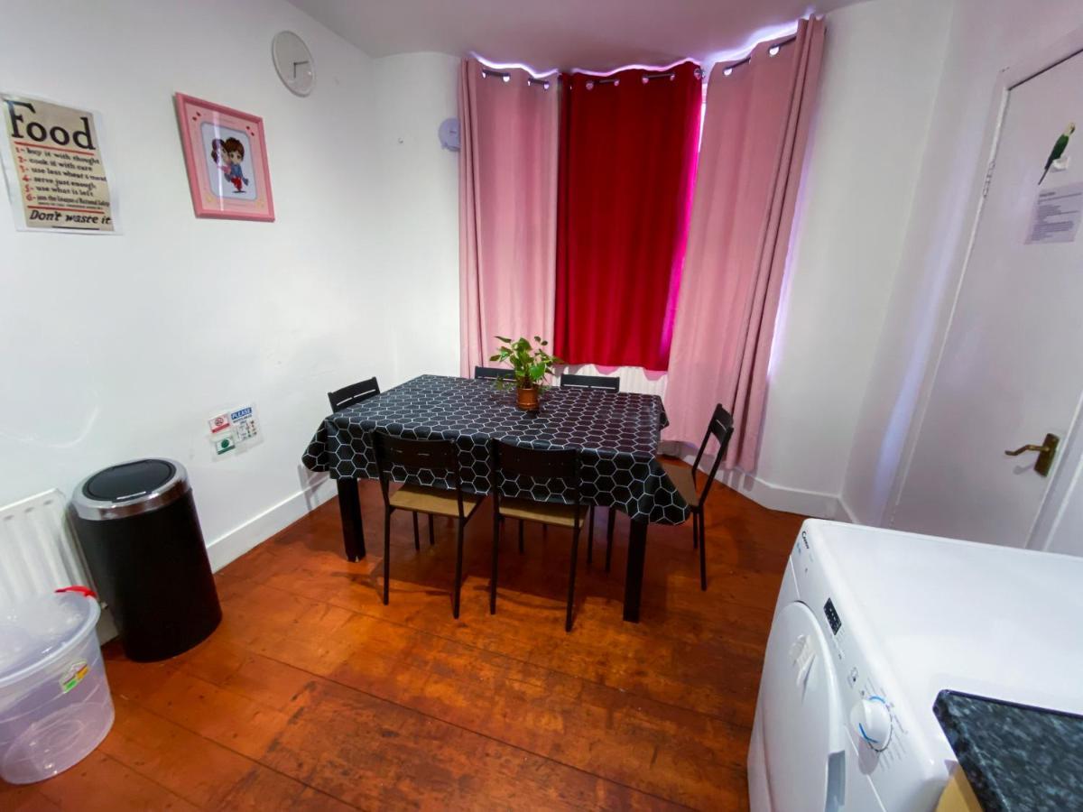 4 Bedroom House Parking & Garden Near Central * London