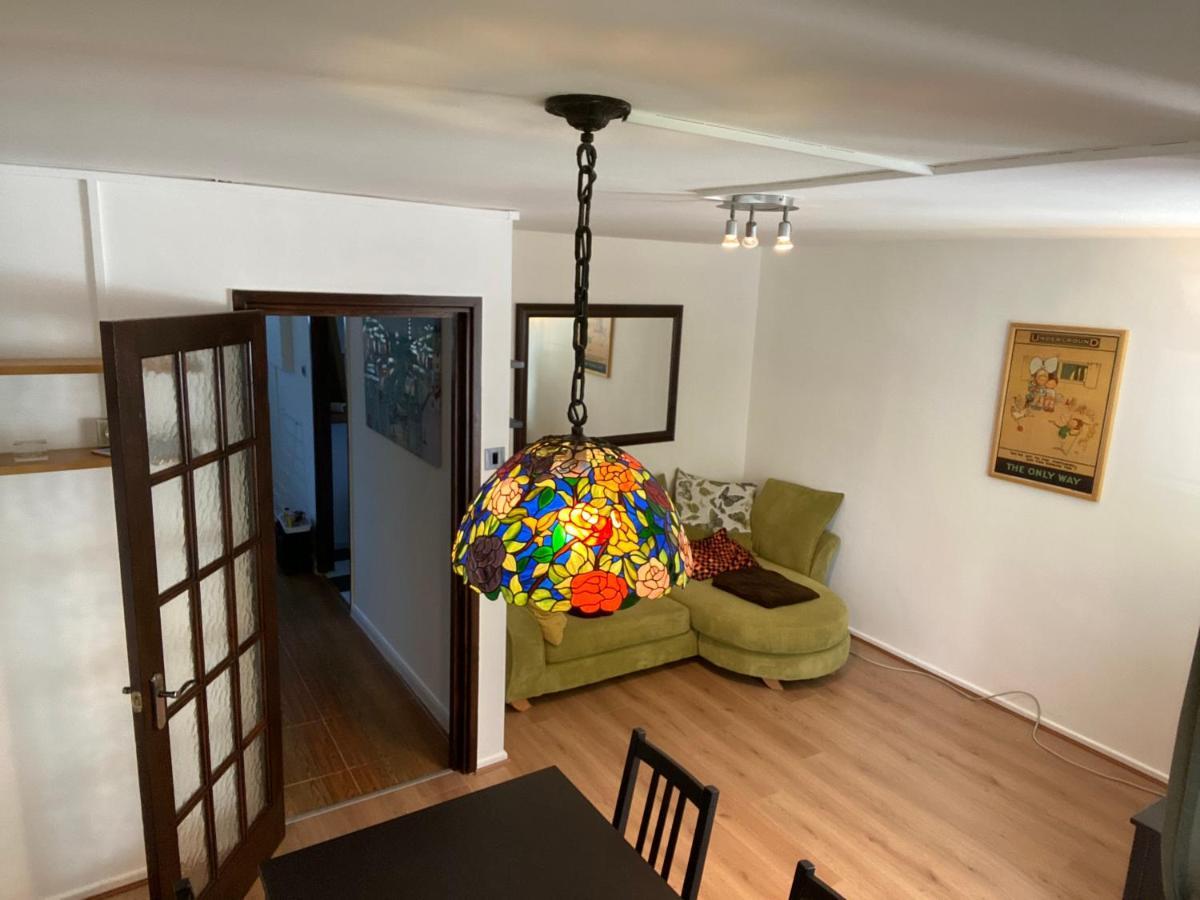 Beautiful 2 Bedroom & Balcony Flat In * Londen