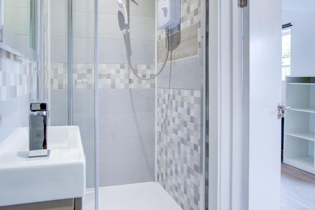 Comfy And Convenient Lewisham With Free Street Parking, Wifi And Quick Access To Sleep 3 * Londen