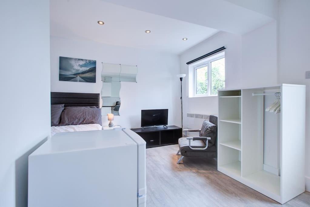Comfy And Convenient Lewisham With Free Street Parking, Wifi And Quick Access To Sleep 3 * Londen