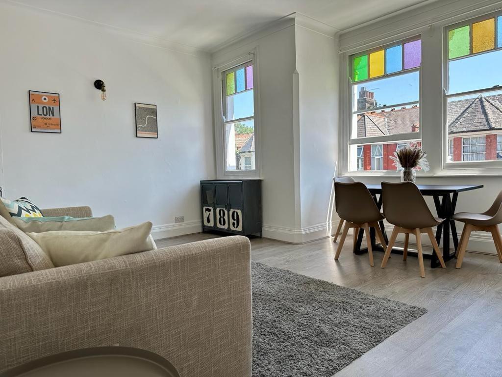 Bright And Stylish 2 Bedroom First Floor Flat Apartment London
