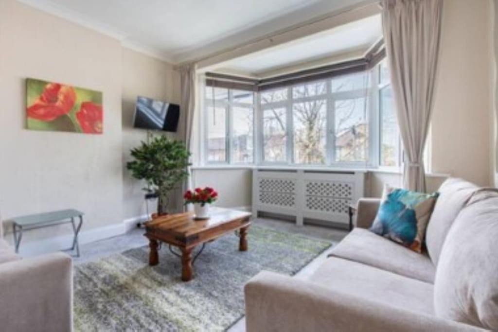 Wembley 2 Bed/2 Bath Modern Apt Apartamento *