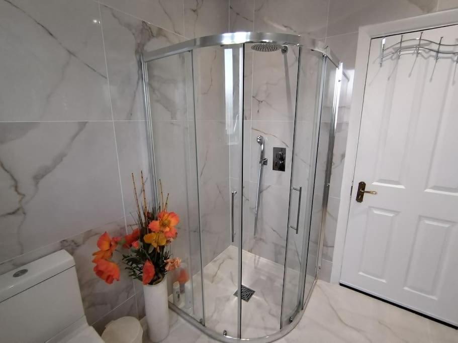 Wembley 2 Bed/2 Bath Modern Apt Apartamento