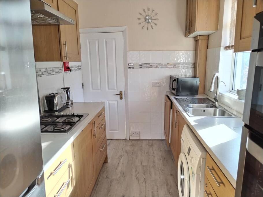 Wembley 2 Bed/2 Bath Modern Apt Apartamento