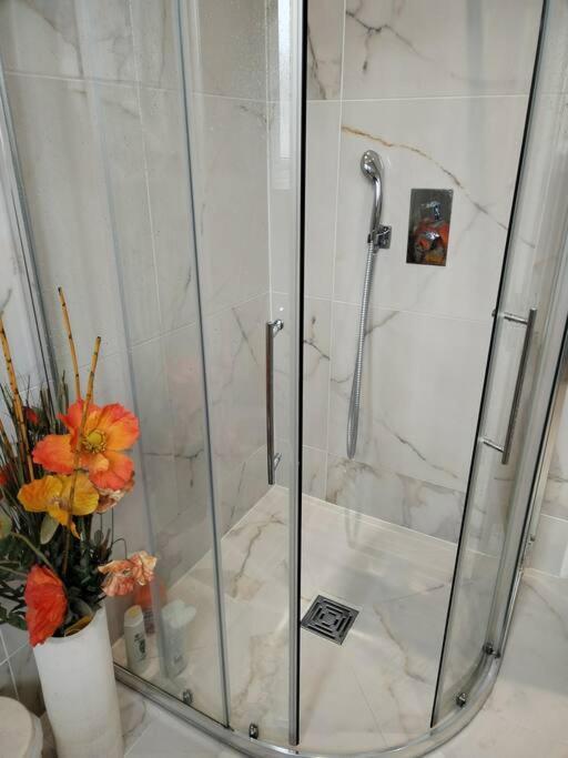 Wembley 2 Bed/2 Bath Modern Apt Apartamento *