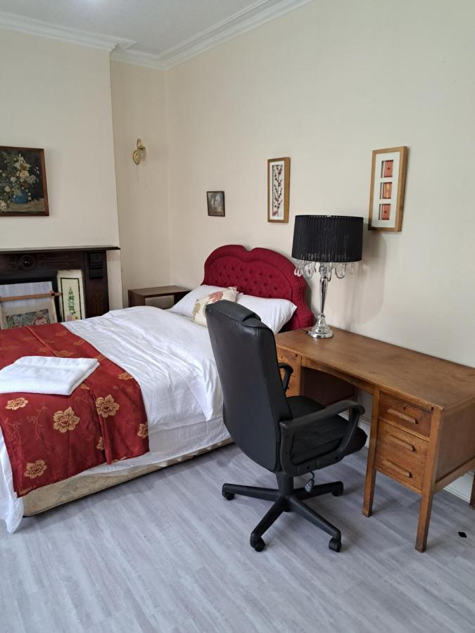Luxury Double Bedroom Seven Kings Train Station Guest house *