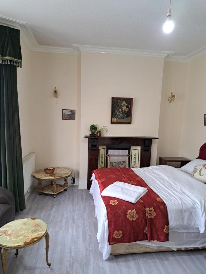 Luxury Double Bedroom Seven Kings Train Station Guest house London