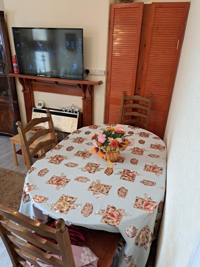 Luxury Double Bedroom Seven Kings Train Station Guest house *