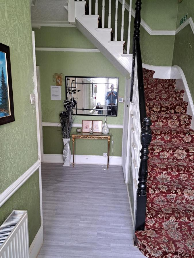 Guest house Luxury Double Bedroom Seven Kings Train Station
