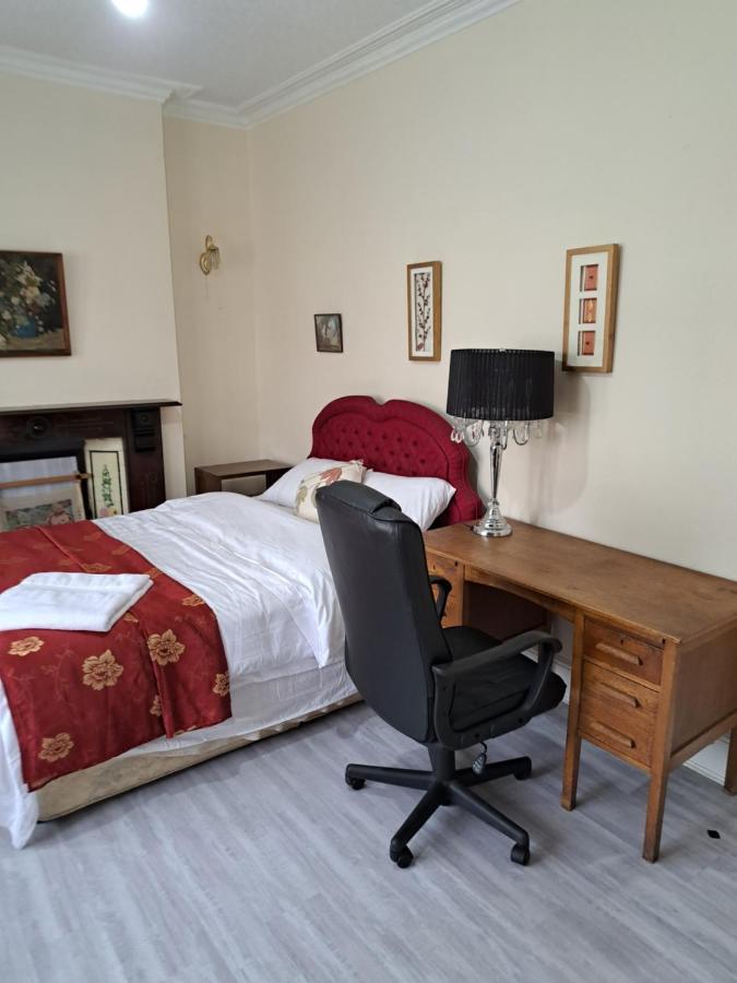 Luxury Double Bedroom Seven Kings Train Station Guest house *