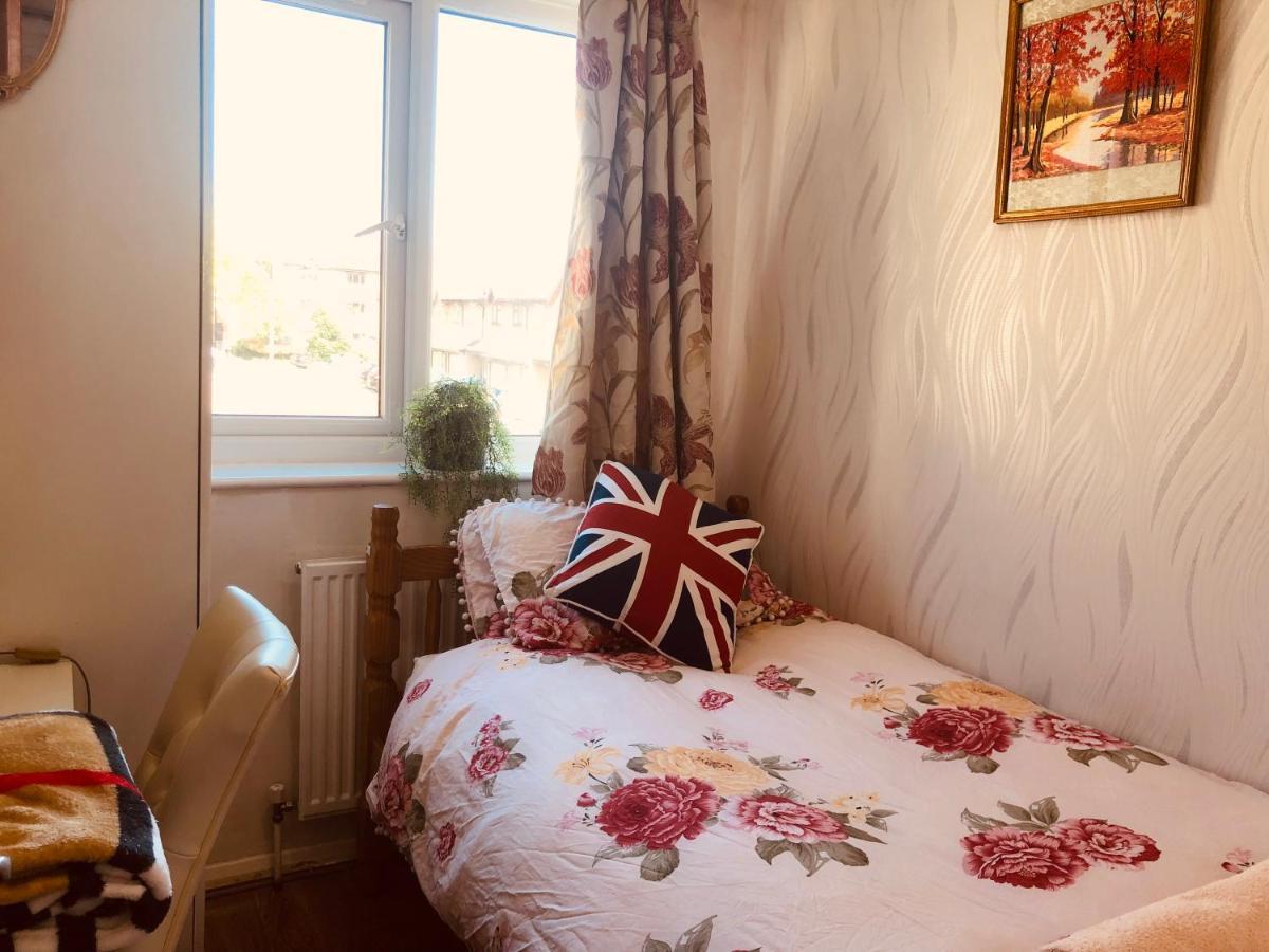 Cheerful 4 Bedroom House With Garden Free Parking Ferienhaus