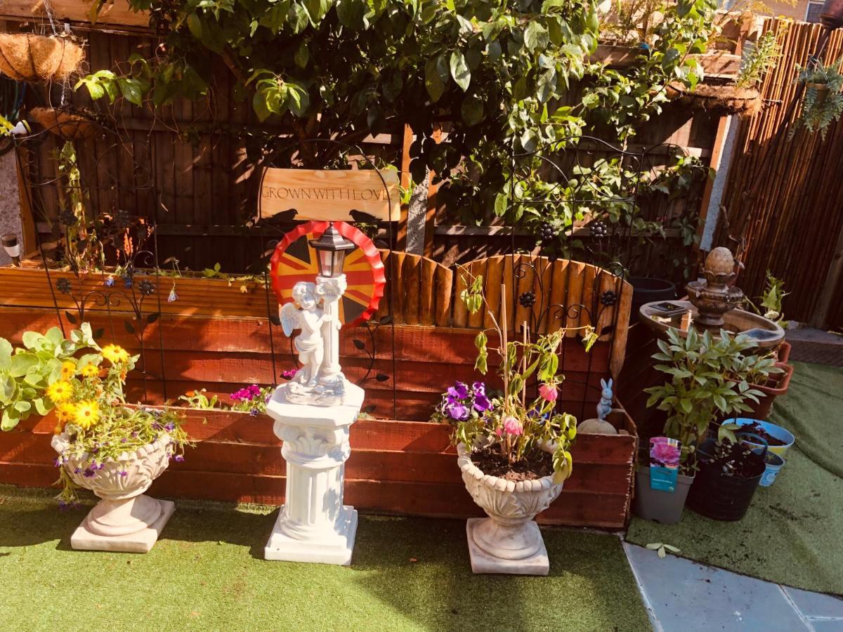 Cheerful 4 Bedroom House With Garden Free Parking Ferienhaus