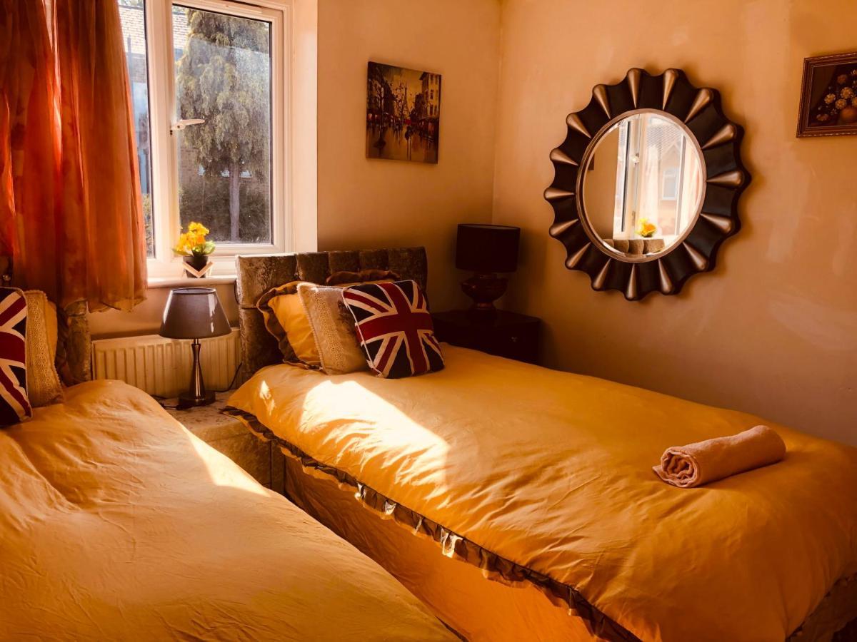 Ferienhaus Cheerful 4 Bedroom House With Garden Free Parking