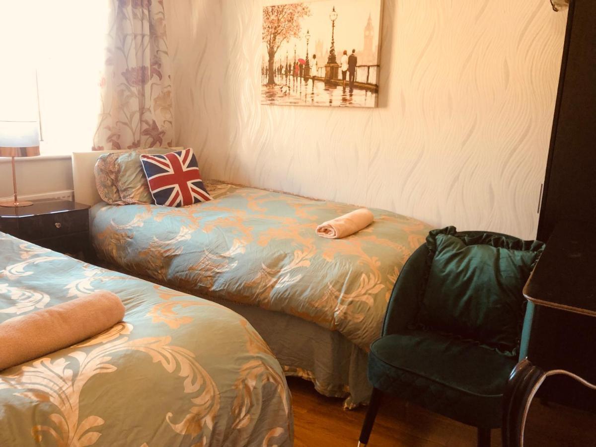 Cheerful 4 Bedroom House With Garden Free Parking * London