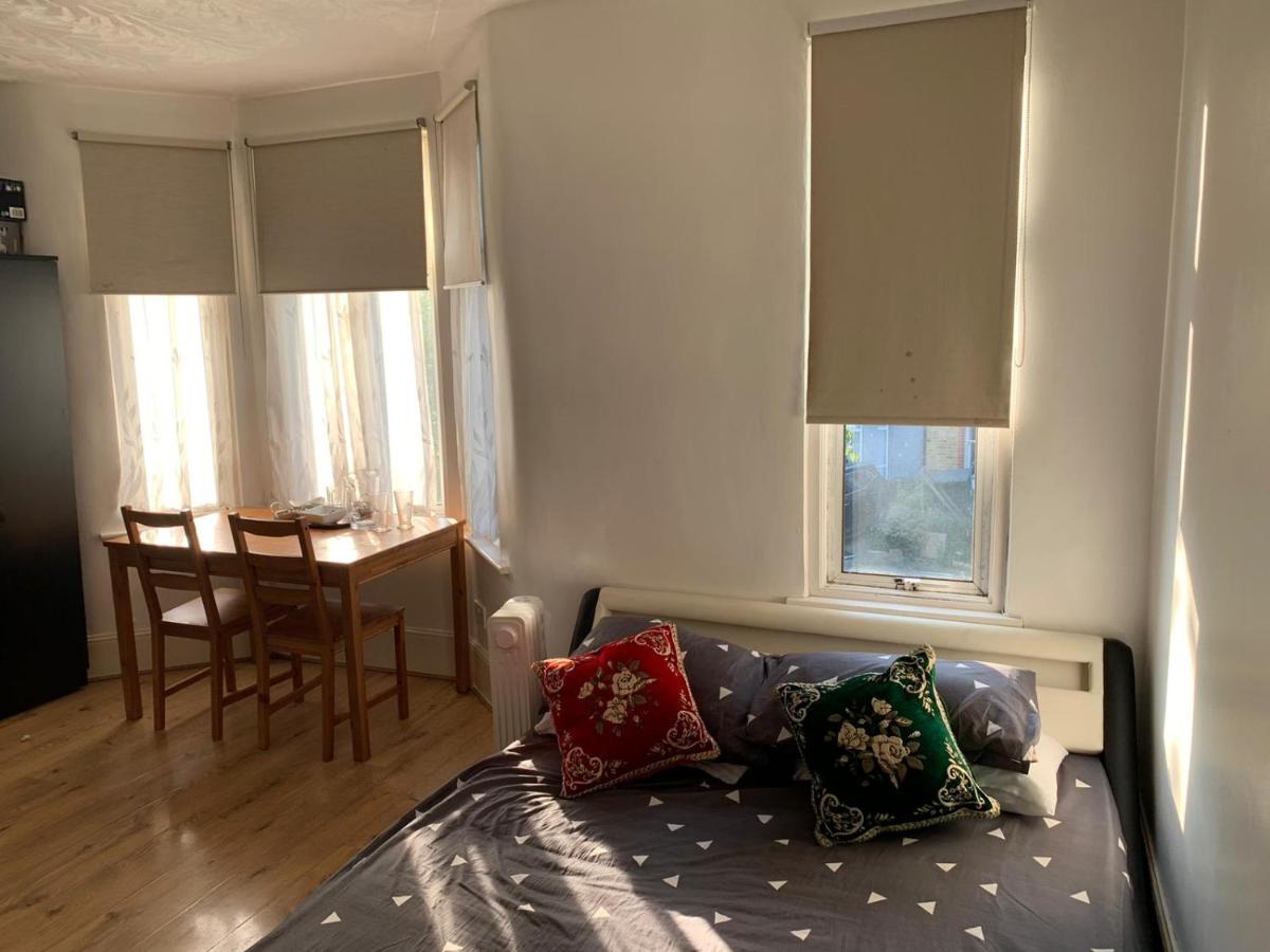 Guest house Double Bedroom Near The St Street Rail Station London