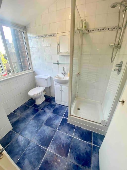 Apartment Penthouse Studio With 2 Double Beds & Smart Tv. Great Location London