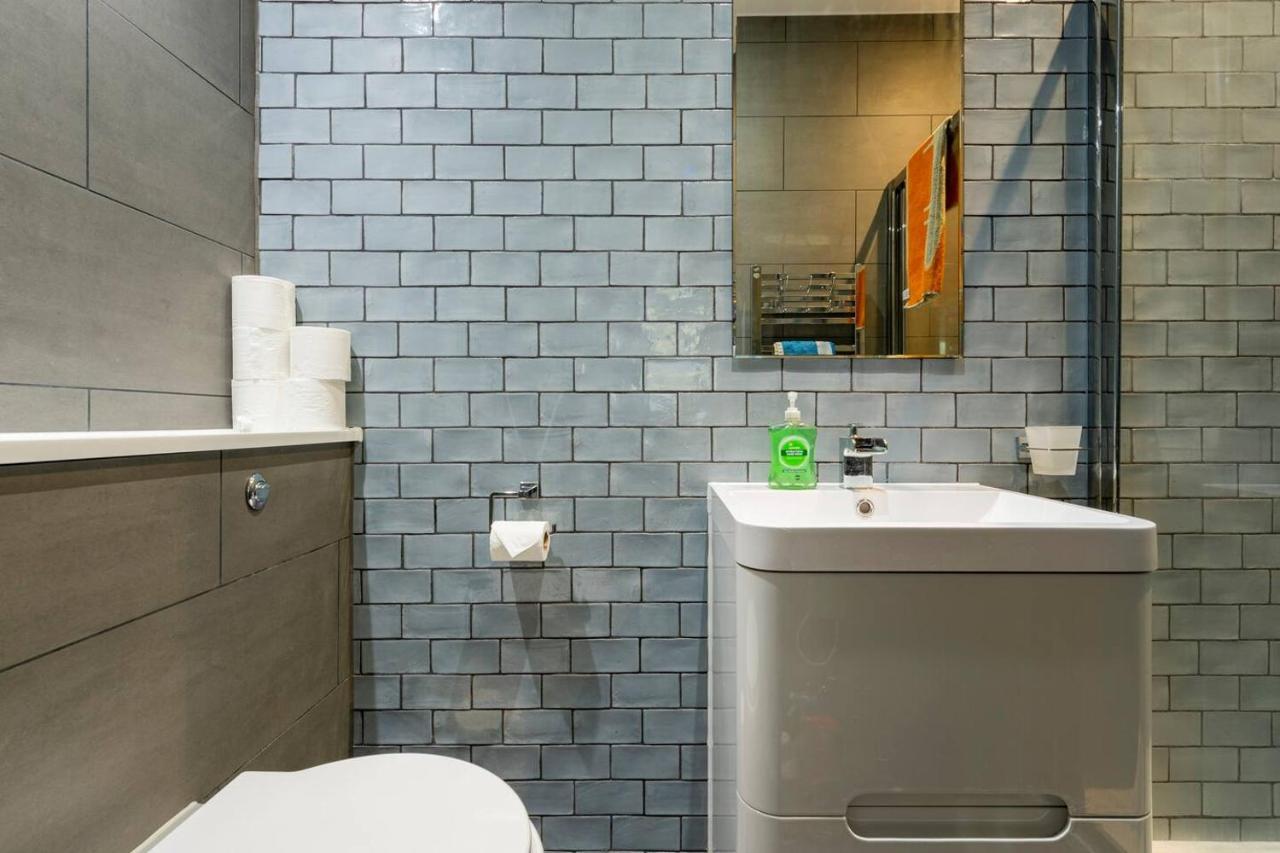 The House - Crouch End Villaer *