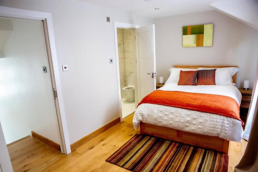 Leilighet Airy, 3 Bedrooms, Ensuite , Flat London