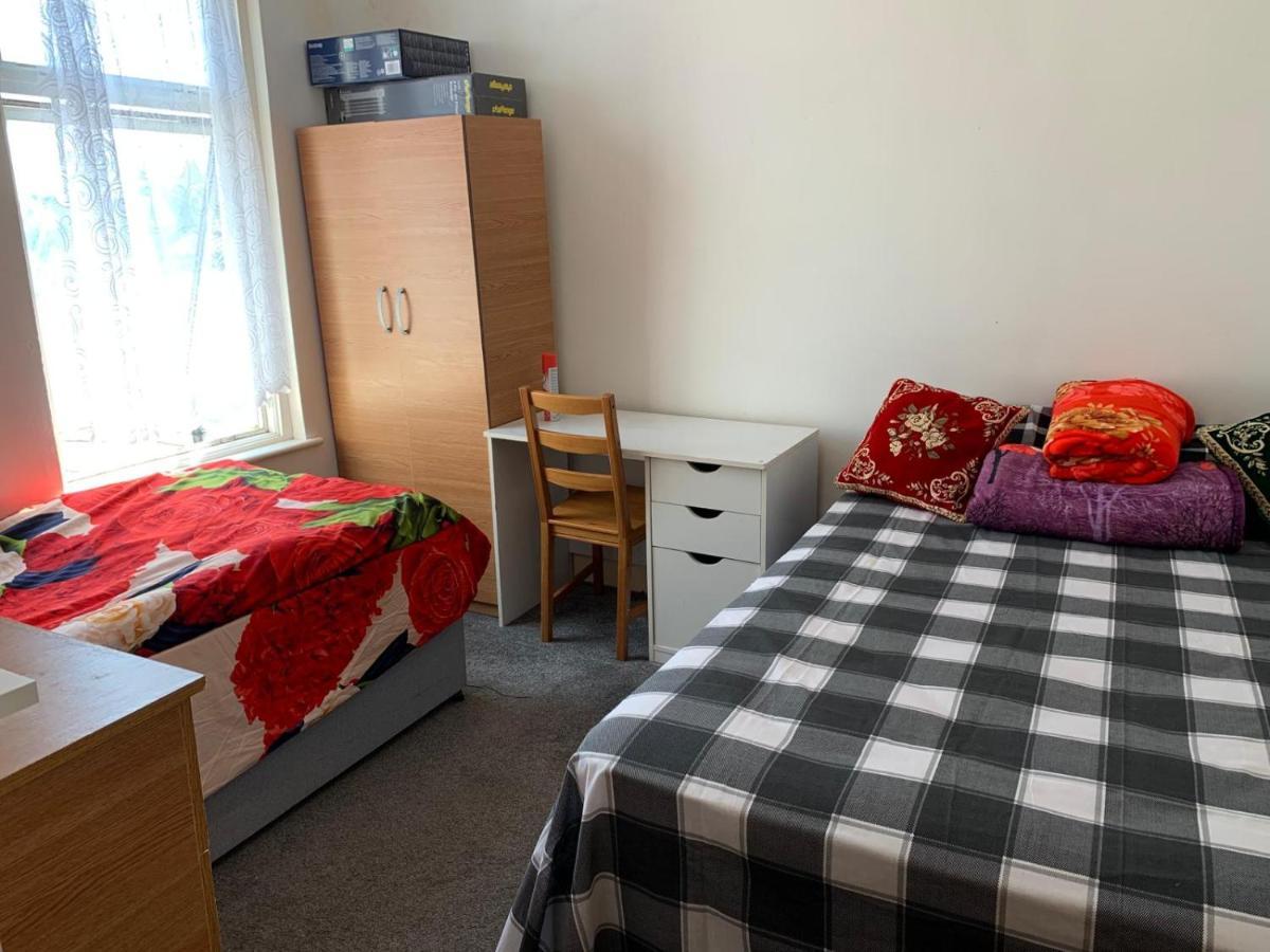 Double Bedroom Near The St Street Rail Station Guest house *