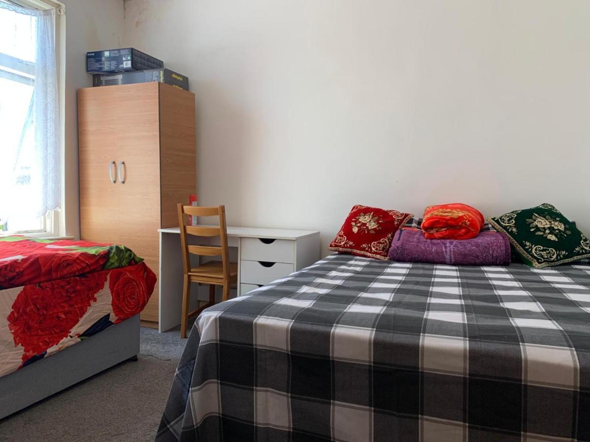 Double Bedroom Near The St Street Rail Station *