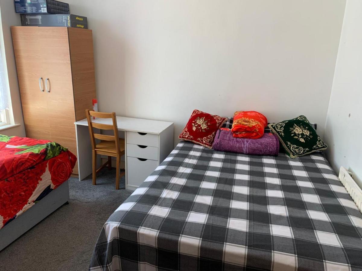 Double Bedroom Near The St Street Rail Station Guest house London