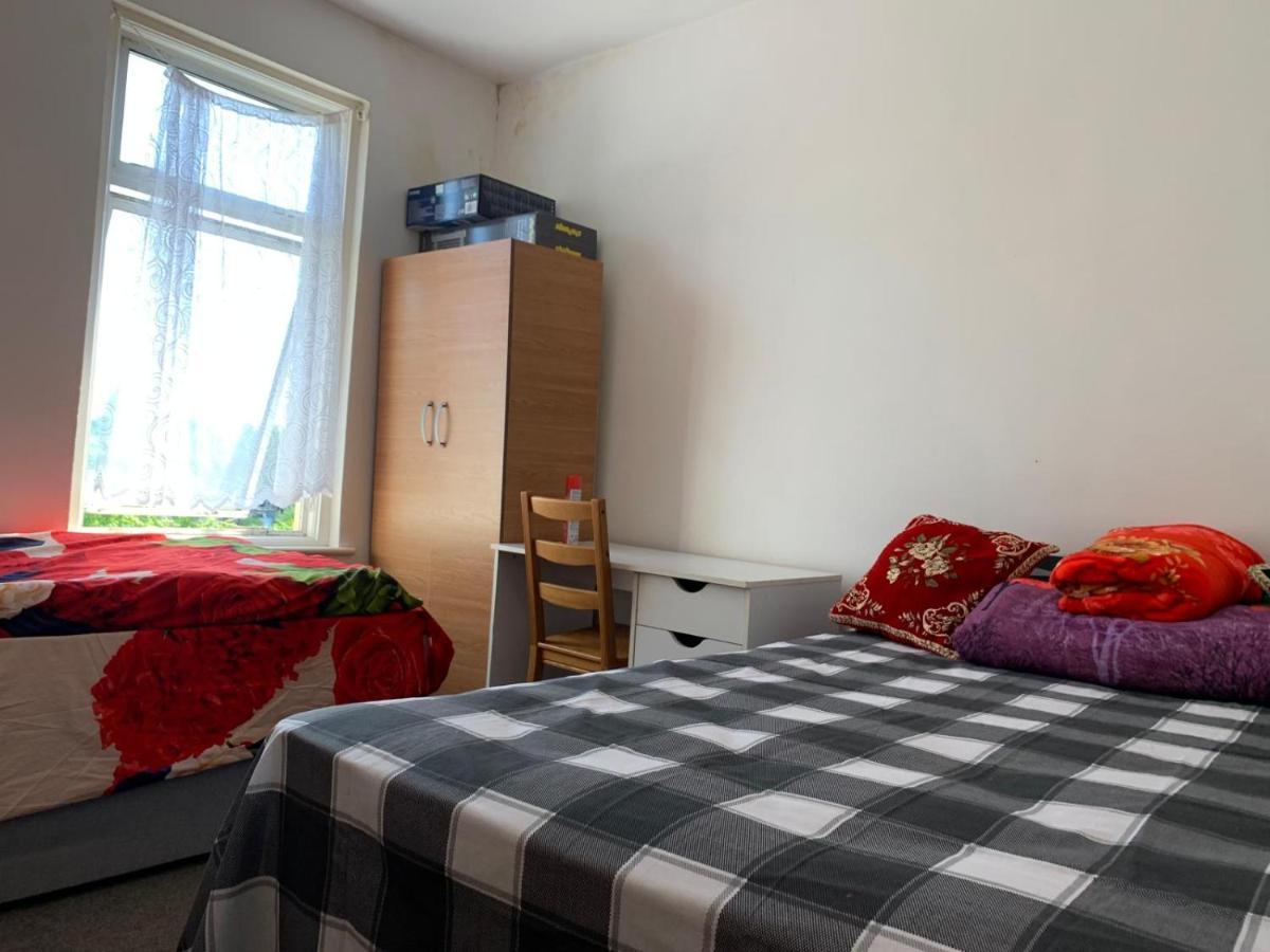 Guest house Double Bedroom Near The St Street Rail Station London