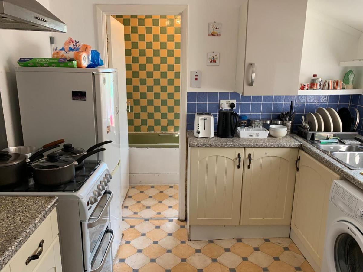 Guest house Double Bedroom Near The St Street Rail Station London